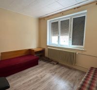 NA PREDAJ poschodový Rodinný dom v Jarku - Izba v rodinnom dome s posteľou, radiátorom a podlahou s dreveným dekorom.