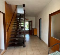 NA PREDAJ poschodový Rodinný dom v Jarku - Chodba s dreveným schodiskom a dlažbou v rodinnom dome.