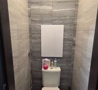 3- izbový byt na  Viglašskej ulici  - Kúpeľňa so sivými obkladmi a WC v 3-izbovom byte.
