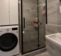 3- izbový byt na  Viglašskej ulici  - Kúpeľňa v 3-izbovom byte s práčkou, sprchovým kútom a umývadlom, obložená dlažbou.