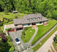 SÚKROMNÉ SÍDLO NA KONCI KÚPEĽNÉHO PARKU | 4 454 m² | TRENČ. TEPLICE - Rodinný dom na ulici Baračka v Trenčianskych Tepliciach obklopený záhradou a zelenou prírodou.