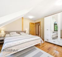 SÚKROMNÉ SÍDLO NA KONCI KÚPEĽNÉHO PARKU | 4 454 m² | TRENČ. TEPLICE - Spálňa v rodinnom dome s manželskou posteľou, skriňou a podlahou s dreveným dekorom.