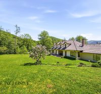 SÚKROMNÉ SÍDLO NA KONCI KÚPEĽNÉHO PARKU | 4 454 m² | TRENČ. TEPLICE - Rodinný dom na Baračke v Trenčianskych Tepliciach obklopený zeleným trávnikom a stromami.