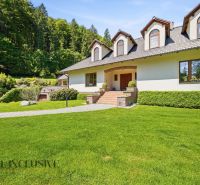 SÚKROMNÉ SÍDLO NA KONCI KÚPEĽNÉHO PARKU | 4 454 m² | TRENČ. TEPLICE - Rodinný dom na Baračke v Trenčianskych Tepliciach s upravenou záhradou a lesnou kulisou.