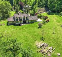 SÚKROMNÉ SÍDLO NA KONCI KÚPEĽNÉHO PARKU | 4 454 m² | TRENČ. TEPLICE - Rodinný dom na ulici Baračka v Trenčianskych Tepliciach obklopený rozľahlou záhradou a lesom.