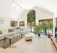 SÚKROMNÉ SÍDLO NA KONCI KÚPEĽNÉHO PARKU | 4 454 m² | TRENČ. TEPLICE - Interiér rodinného domu s bielou sedačkou, veľkými oknami a rastlinami.