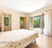 SÚKROMNÉ SÍDLO NA KONCI KÚPEĽNÉHO PARKU | 4 454 m² | TRENČ. TEPLICE - Spálňa s prístupom na balkón, podlaha s dreveným dekorom, rodinný dom.