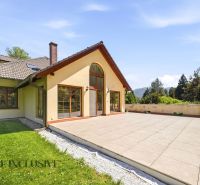 SÚKROMNÉ SÍDLO NA KONCI KÚPEĽNÉHO PARKU | 4 454 m² | TRENČ. TEPLICE - Rodinný dom na ulici Baračka v Trenčianskych Tepliciach so slnečnou terasou a záhradou.