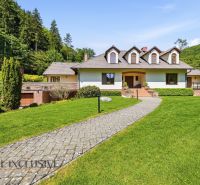 SÚKROMNÉ SÍDLO NA KONCI KÚPEĽNÉHO PARKU | 4 454 m² | TRENČ. TEPLICE - Rodinný dom na ulici Baračka v Trenčianskych Tepliciach obklopený upravenou záhradou a zeleňou.