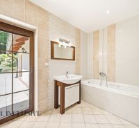 SÚKROMNÉ SÍDLO NA KONCI KÚPEĽNÉHO PARKU | 4 454 m² | TRENČ. TEPLICE - Kúpeľňa v rodinnom dome s vaňou, umývadlom a výhľadom do záhrady.