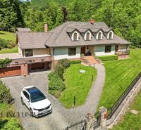 SÚKROMNÉ SÍDLO NA KONCI KÚPEĽNÉHO PARKU | 4 454 m² | TRENČ. TEPLICE - Rodinný dom na ulici Baračka v Trenčianskych Tepliciach s vybaveným autom a udržiavanou záhradou.