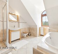 SÚKROMNÉ SÍDLO NA KONCI KÚPEĽNÉHO PARKU | 4 454 m² | TRENČ. TEPLICE - Priestranná kúpeľňa v rodinnom dome s vaňou, sprchou a umývadlom.
