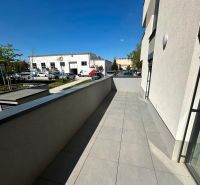 PREDAJ - 2- izbový byt na Cementárenskej ul. s terasou a garáž. státím - Budova s terasou na Cementárenskej ulici v Stupave pri 2-izbovom byte.