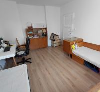 Na prenájom - Zariadený 3 izbový byt na Lipovci so záhradou - Pracovňa v 3-izbovom byte s písacím stolom, knihovňou a podlahou s dreveným dekorom.
