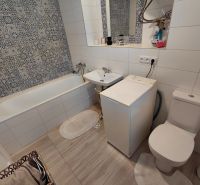 Na prenájom - Zariadený 3 izbový byt na Lipovci so záhradou - Kúpeľňa v 3-izbovom byte s farebnými dlaždicami, vaňou a práčkou.