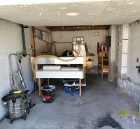 Na predaj garáž s elektrinou – Martin, Podháj - Garáže s vybavením na prácu s drevom, nástroje a rebrík, Martin.