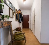 PREDAJ – 3-izbový byt vo vyhľadávanej lokalite Starého Mesta - Chodba s podlahou s dreveným dekorom, starožitným nábytkom a zrkadlami v 3-izbovom byte.