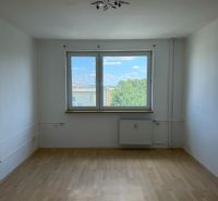 PRENÁJOM- 2-izbového bytu v centre mesta Šaľa – pešia zóna  - Izba s podlahou s dreveným dekorom a veľkým oknom v 2-izbovom byte.