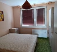 PRENÁJOM - 3-izbový byt vo vyhľadávanej lokalite Chrenová - Spálňa v 3-izbovom byte s obrazom nad posteľou, kobercom a nábytkom svetlých tónov.