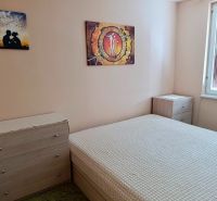 PRENÁJOM - 3-izbový byt vo vyhľadávanej lokalite Chrenová - Spálňa v 3-izbovom byte, posteľ, zásuvky, obrazy na stene, svetlo preniká cez okno.