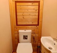 PRENÁJOM - 3-izbový byt vo vyhľadávanej lokalite Chrenová - Kúpeľňa s WC a dreveným obkladom v 3-izbovom byte.