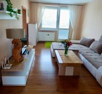 PRENÁJOM - 3-izbový byt vo vyhľadávanej lokalite Chrenová - Obývačka s podlahou s dreveným dekorom a pohodlnou sedačkou v 3-izbovom byte.