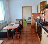 PRENÁJOM - 3-izbový byt vo vyhľadávanej lokalite Chrenová - Kuchyňa v 3-izbovom byte s jedálenským stolom a vstupom do obývačky.