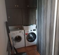 PRENÁJOM - 3-izbový byt vo vyhľadávanej lokalite Chrenová - Práčovňa v 3-izbovom byte s dvoma práčkami a hnedými skrinkami.