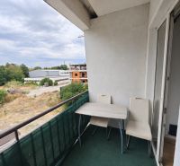 PRENÁJOM - 2-izbový byt s loggiou v obci Báhoň  - Balkón 2-izbového bytu s výhľadom na zelenú časť a rozostavané budovy v Báhoni, Potočná.