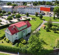 PREDAJ – 3-izbový byt v tehlovom dome so súkromným exteriérom - Nitra - Pohľad na dom s červenou strechou a zeleňou v Nitre na Štúrovej ulici.