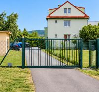 PREDAJ – 3-izbový byt v tehlovom dome so súkromným exteriérom - Nitra - Garážová brána na prístupovej ceste k domu na Štúrovej ulici v Nitre, 3-izbový byt.