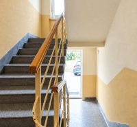 PREDAJ – 3-izbový byt v tehlovom dome so súkromným exteriérom - Nitra - Schodisko v 3-izbovom byte s farebnými stenami a oceľovým zábradlím.