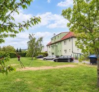 PREDAJ – 3-izbový byt v tehlovom dome so súkromným exteriérom - Nitra - Zelený bytový dom na Štúrovej ulici v Nitre obklopený stromami a trávnikom.