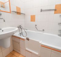  3-izbbyt s veľkou loggiou vo vyhľadávanej lokalite Bratisl - Kúpeľňa v 3-izbovom byte s bielymi a oranžovými dlaždicami, sanitou a vaňou.