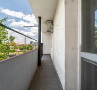  3-izbbyt s veľkou loggiou vo vyhľadávanej lokalite Bratisl - Balkón 3-izbového bytu na Račianskej ulici v Bratislave - Novom Meste s výhľadom.