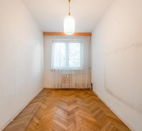  3-izbbyt s veľkou loggiou vo vyhľadávanej lokalite Bratisl - Izba v 3-izbovom byte s podlahou s dreveným dekorom a záclonou.