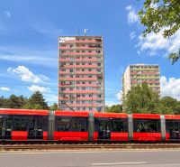  3-izbbyt s veľkou loggiou vo vyhľadávanej lokalite Bratisl - Električka na Račianskej ulici v Bratislave - Novom Meste pred panelákmi.