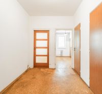  3-izbbyt s veľkou loggiou vo vyhľadávanej lokalite Bratisl - Chodba s tromi dverami, podlaha s dreveným dekorom, 3-izbový byt.