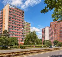  3-izbbyt s veľkou loggiou vo vyhľadávanej lokalite Bratisl - Panelové bytovky a ulica s električkovou traťou na Račianskej ulici, Bratislava - Nové Mesto.
