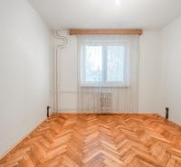  3-izbbyt s veľkou loggiou vo vyhľadávanej lokalite Bratisl - Izba v 3-izbovom byte s podlahou s dreveným dekorom a veľkým oknom.