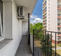  3-izbbyt s veľkou loggiou vo vyhľadávanej lokalite Bratisl - Balkón v 3-izbovom byte na Račianskej ulici, Bratislava - Nové Mesto s výhľadom na bytovku.