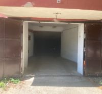 PREDAJ - Garáž aj s pozemkom na ulici Pionierska  - Otvorená brána do garáží na Pionierskej ulici v Bratislave - Nové Mesto.