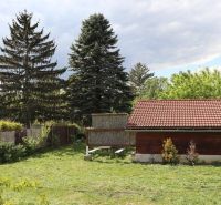 PREDAJ - Záhrada v lokalite Devínskej jazero - Záhrada s drevenou chatkou, stromami a trávnikom na Devínskom jazere v Devínskej Novej Vsi.