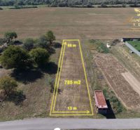 Na predaj slnečný pozemok v Breznici - ideálny na výstavbu útlného rod - Pozemok na bývanie v Breznici, Breznica, s rozlohou 785 m², stromy a cesta.