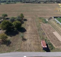 Na predaj slnečný pozemok v Breznici - ideálny na výstavbu útlného rod - Pozemky - bývanie na Breznici, Breznica s voľnými plochami, cestou a okolitou prírodou.