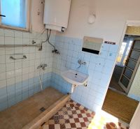 TOP PONUKA! 4 izbový rodinný dom - Kúpeľňa v rodinnom dome s modrými obkladačkami, umývadlom a plynovým kotlom.