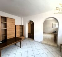 Obchodný priestor s ubytovacím zariadením - Gastro priestory s bielou dlažbou, dreveným dekorom a klenutými priechodmi.