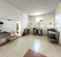 Obchodný priestor s ubytovacím zariadením - Gastro priestory s nerezovými stolmi a umývadlami, podlaha s keramickými dlaždicami.