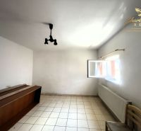 Obchodný priestor s ubytovacím zariadením - Interiér s bielymi stenami, dlažbou a otvoreným oknom v gastro priestoroch.