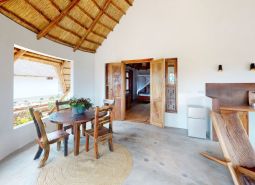 Interiér Zaria Garden Bungalows, drevený nábytok, výstavba domov s prírodnými materiálmi.
